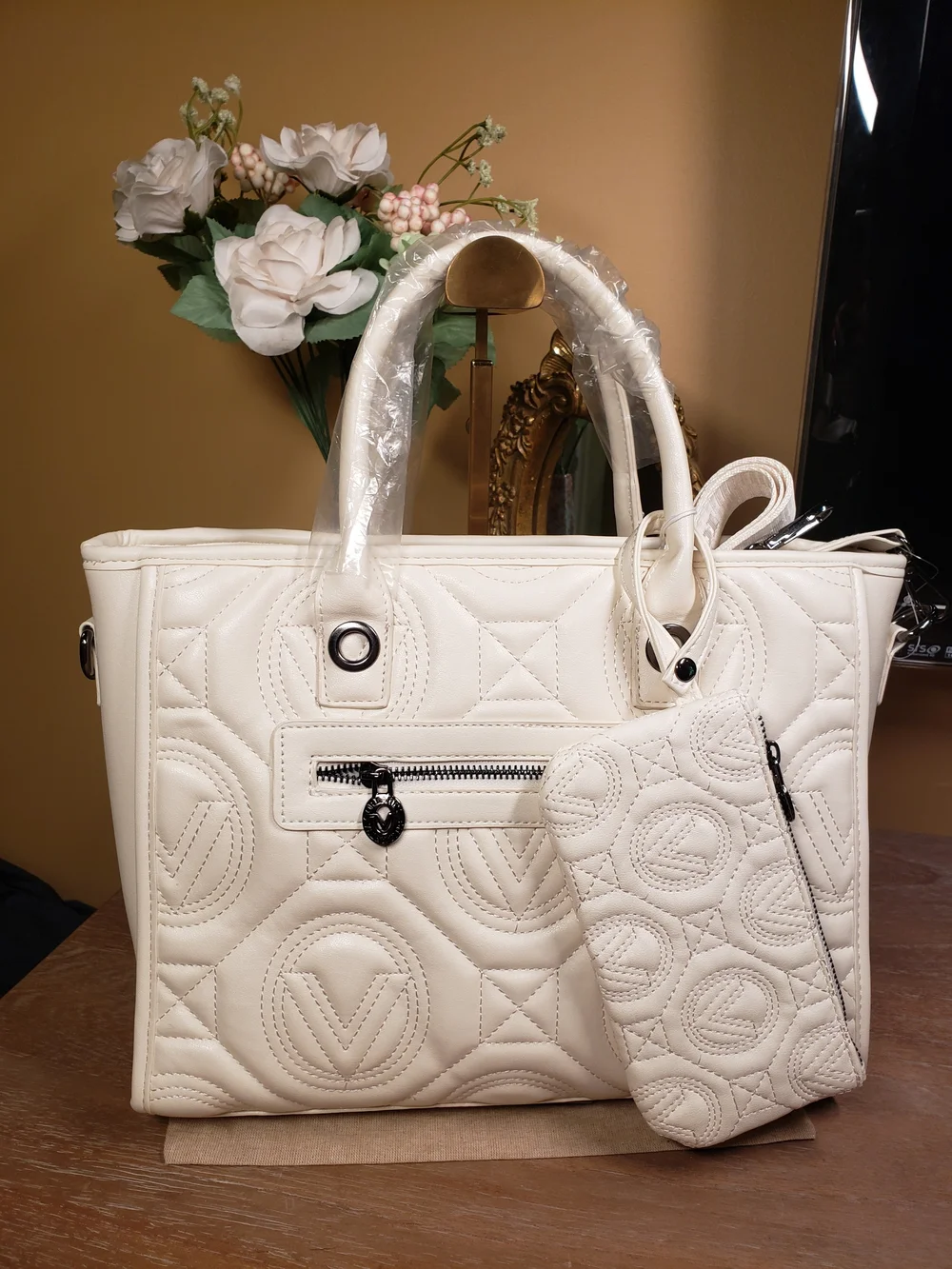 Valentino Orlandi Quilted Cream Tote w/ Pouch, Crossbody & Logo Charm NWT! $359 - Picture 4 of 14